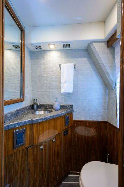 Viking 72 - Corintios - Interior Day Head