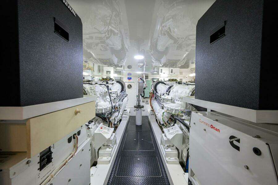 Viking 72 - Corintios - Engine Room