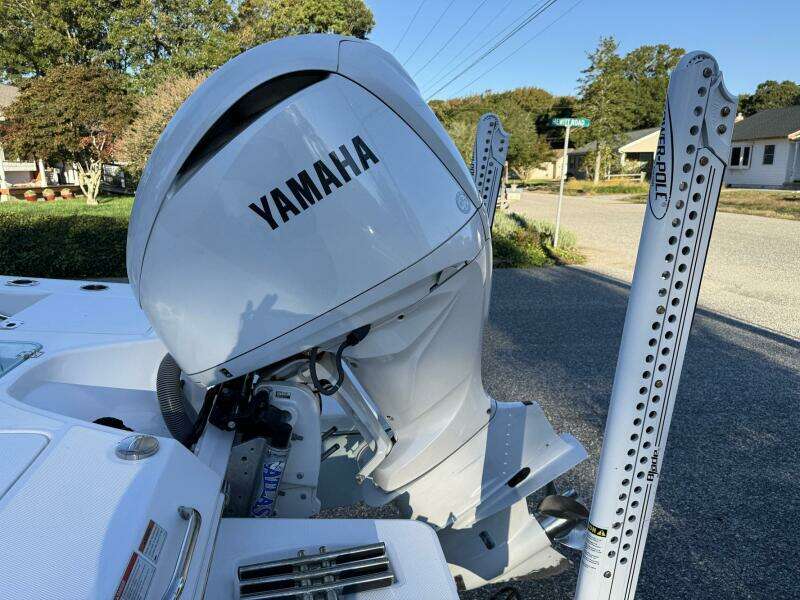 2023 Everglades 243 Center Console