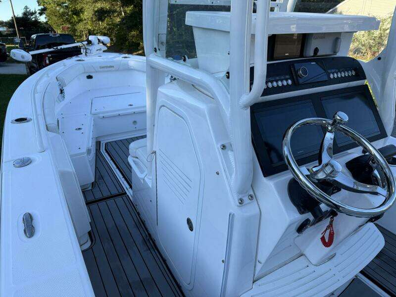 2023 Everglades 243 Center Console