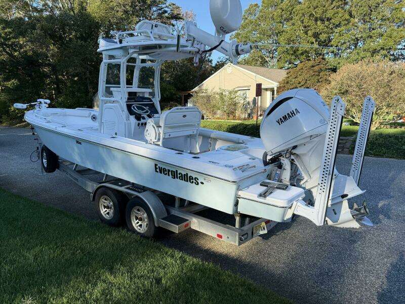 2023 Everglades 243 Center Console