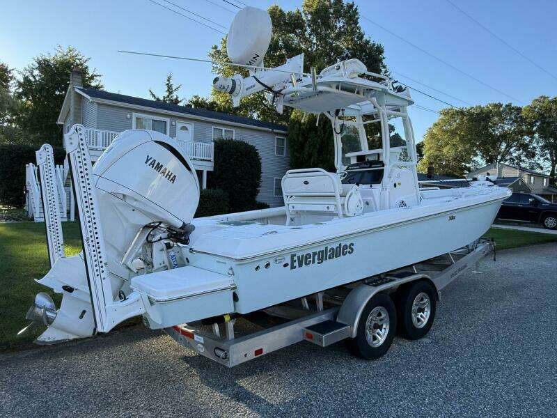 2023 Everglades 243 Center Console