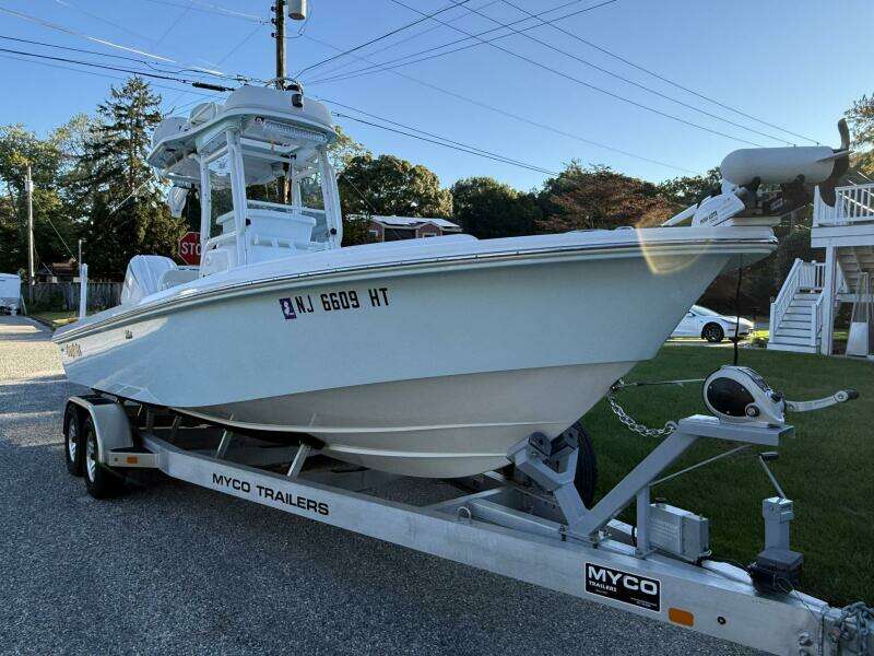 2023 Everglades 243 Center Console