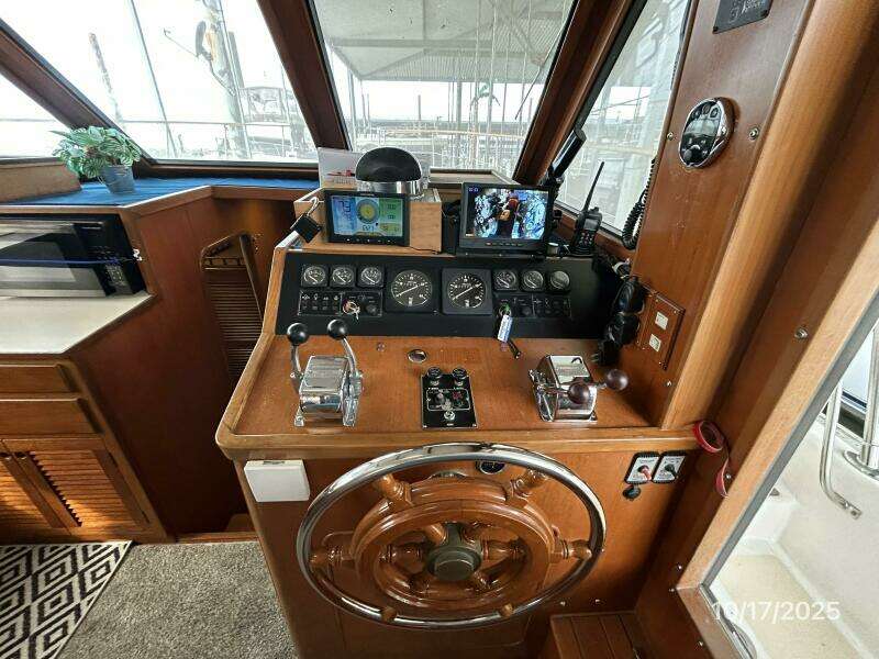 40' Kha Shing lower helm3