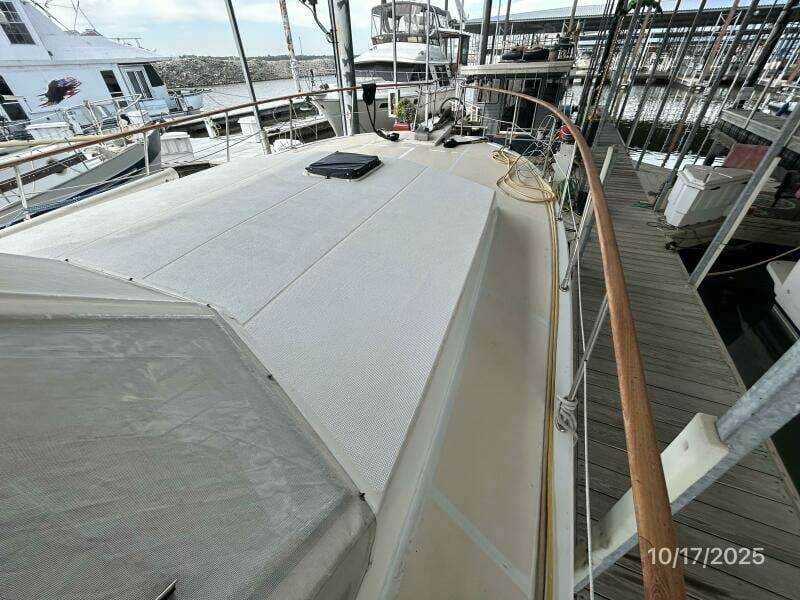 40' Kha Shing foredeck2