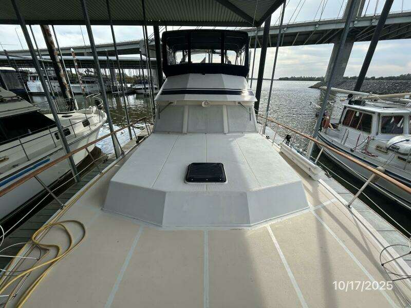 40' Kha Shing foredeck aft