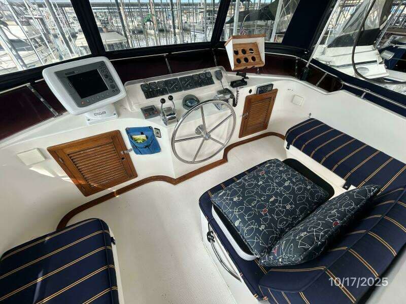 40' Kha Shing flybridge helm1