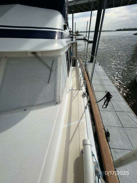 40' Kha Shing port side deck1