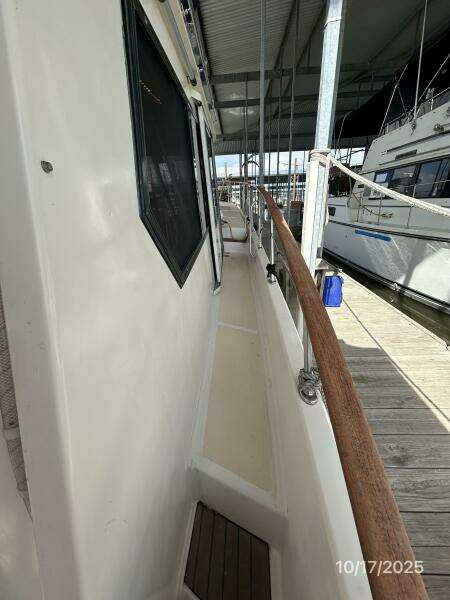 40' Kha Shing starboard side deck2