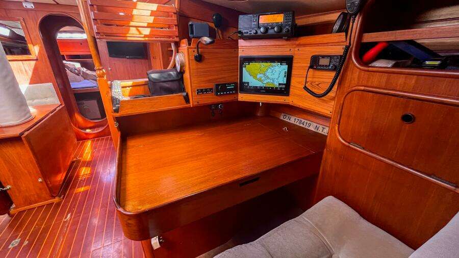 1991 Oyster Lightwave 48