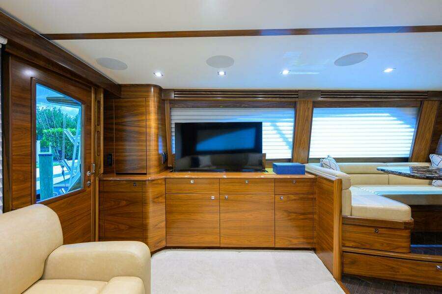 2023 Viking 64 Convertible - Salon