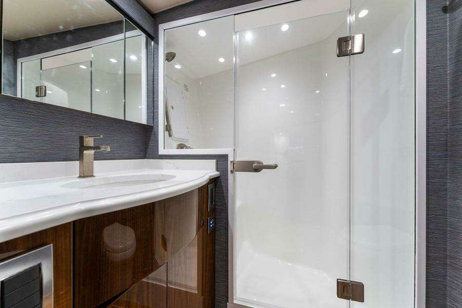 2021 Viking 54 Convertible HAMMERHEADS Stateroom Head