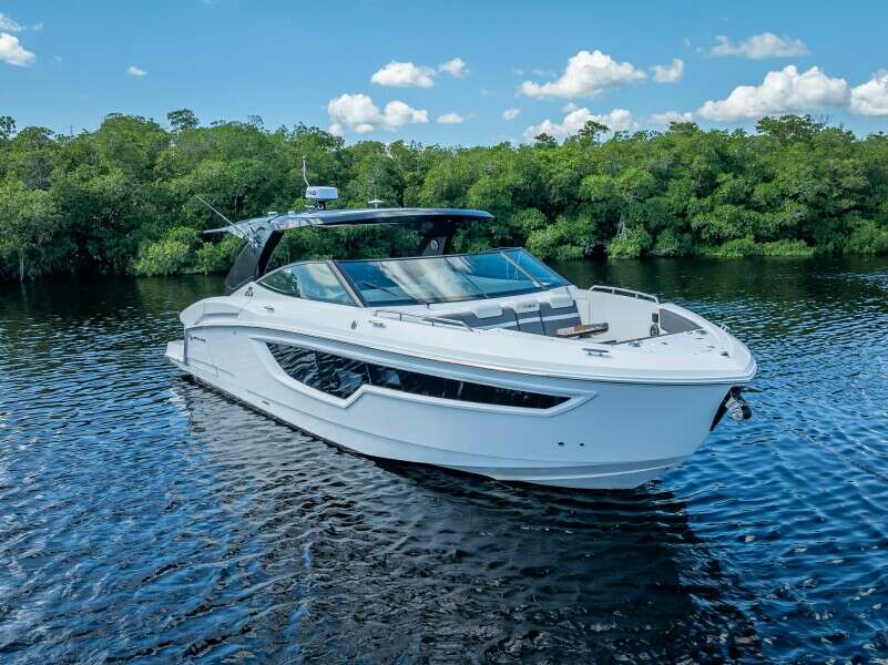 2022 Cruisers Yachts GLS OB