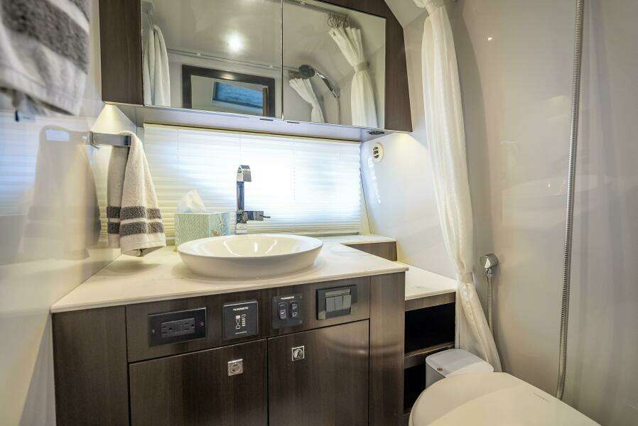 2022 Cruisers Yachts GLS OB