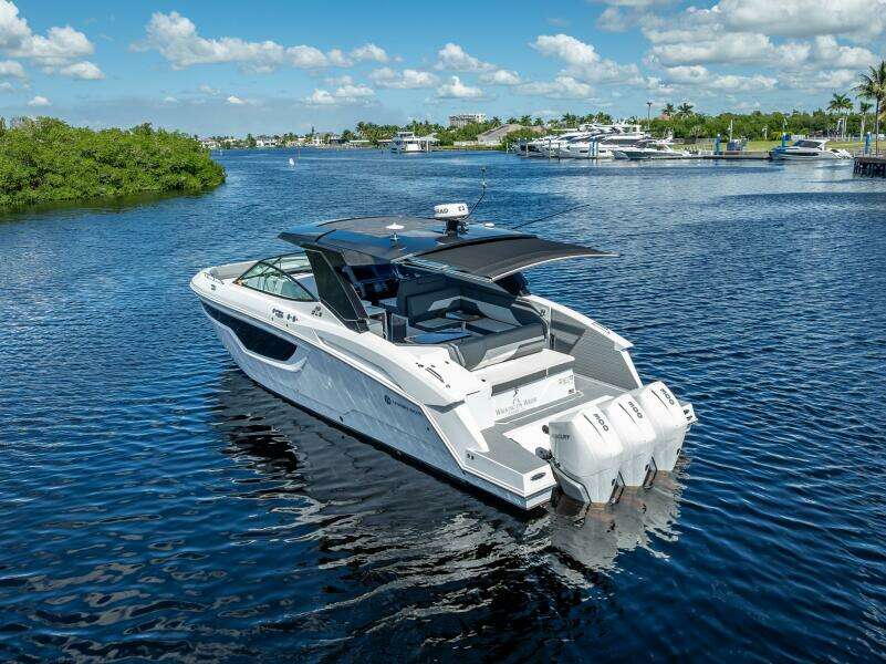 2022 Cruisers Yachts GLS OB