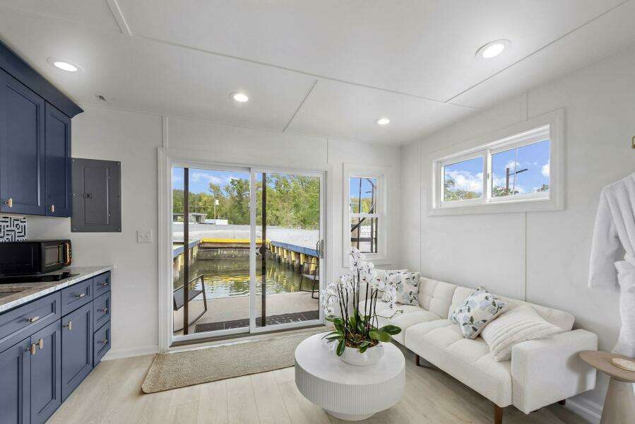2026 Custom Hanks 26 Houseboat