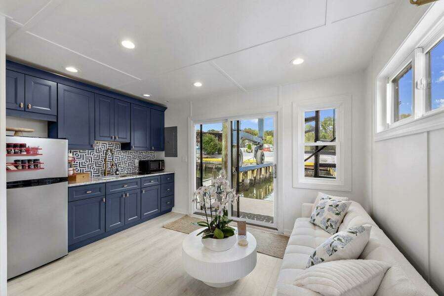 2026 Custom Hanks 26 Houseboat