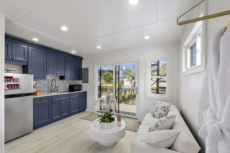 2026 Custom Hanks 26 Houseboat