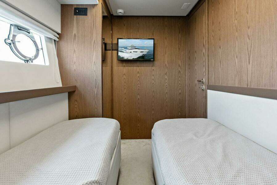 2018 Ferretti Yachts 800