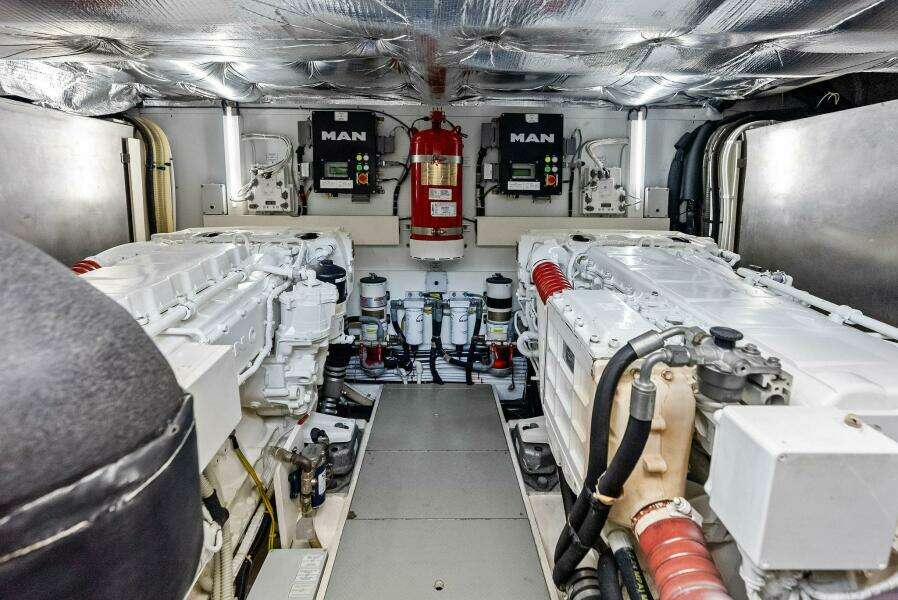 2018 Ferretti Yachts 800