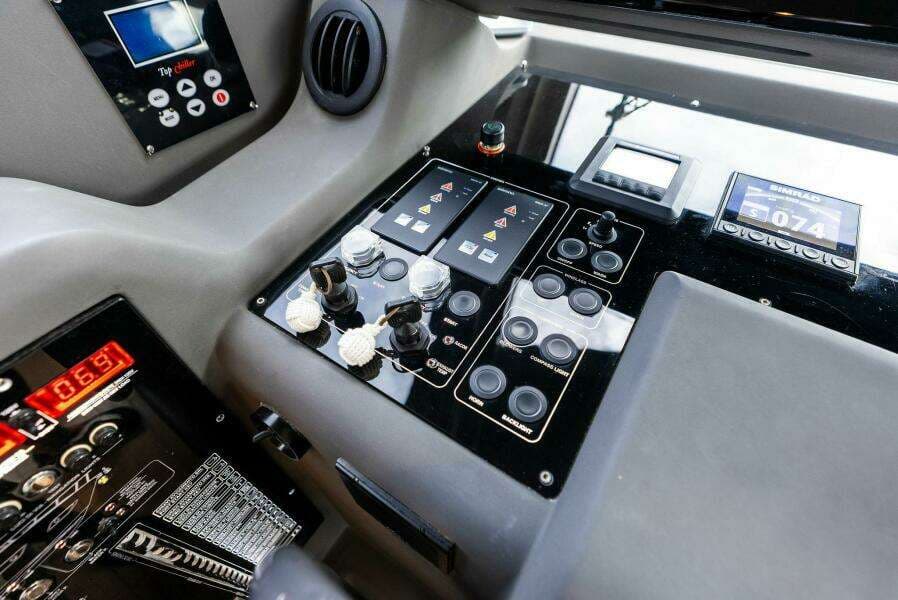 2018 Ferretti Yachts 800