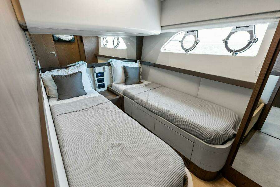 2018 Ferretti Yachts 800