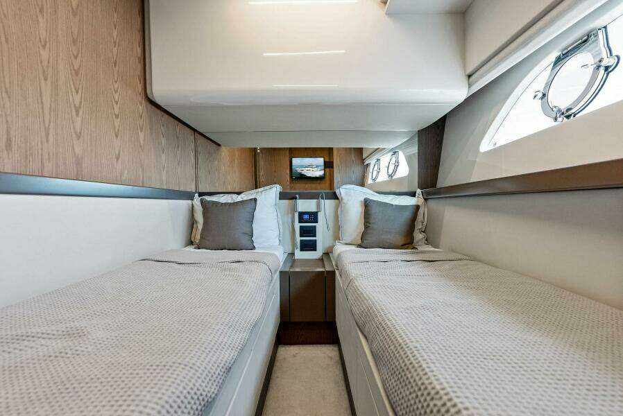 2018 Ferretti Yachts 800