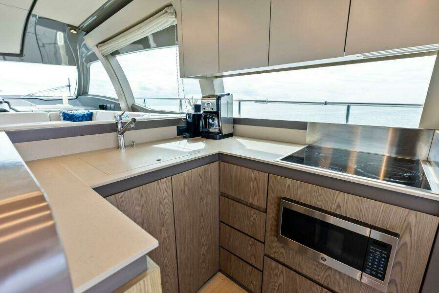2018 Ferretti Yachts 800