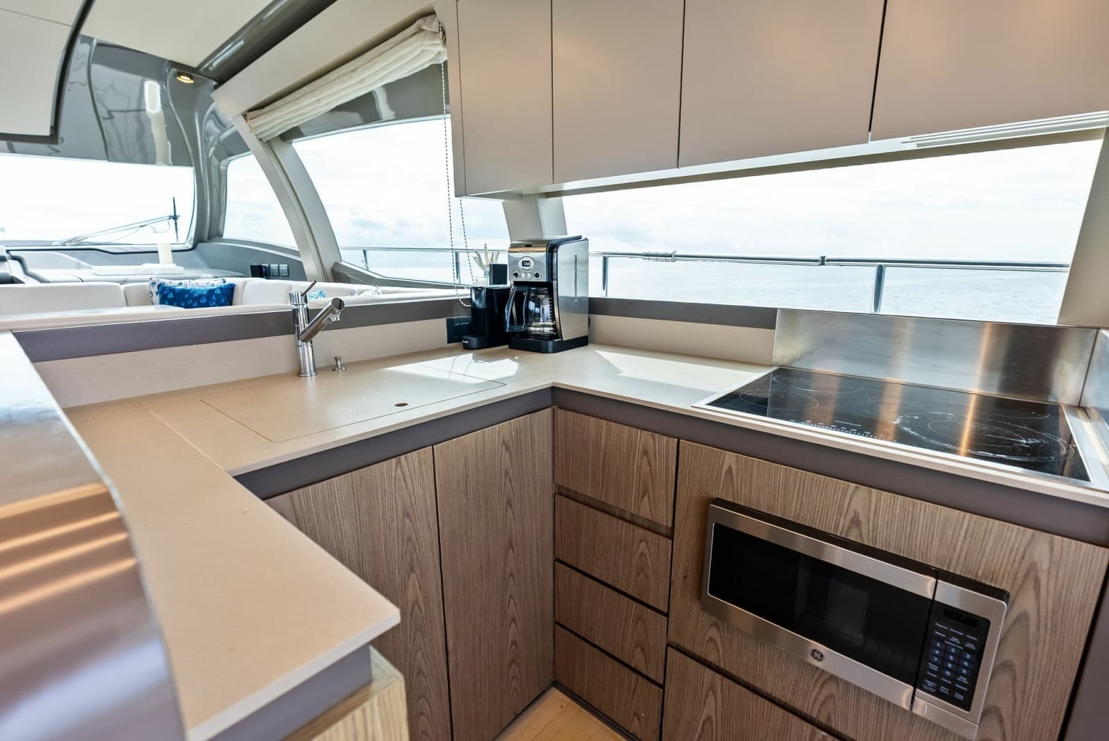 2018 Ferretti Yachts 800