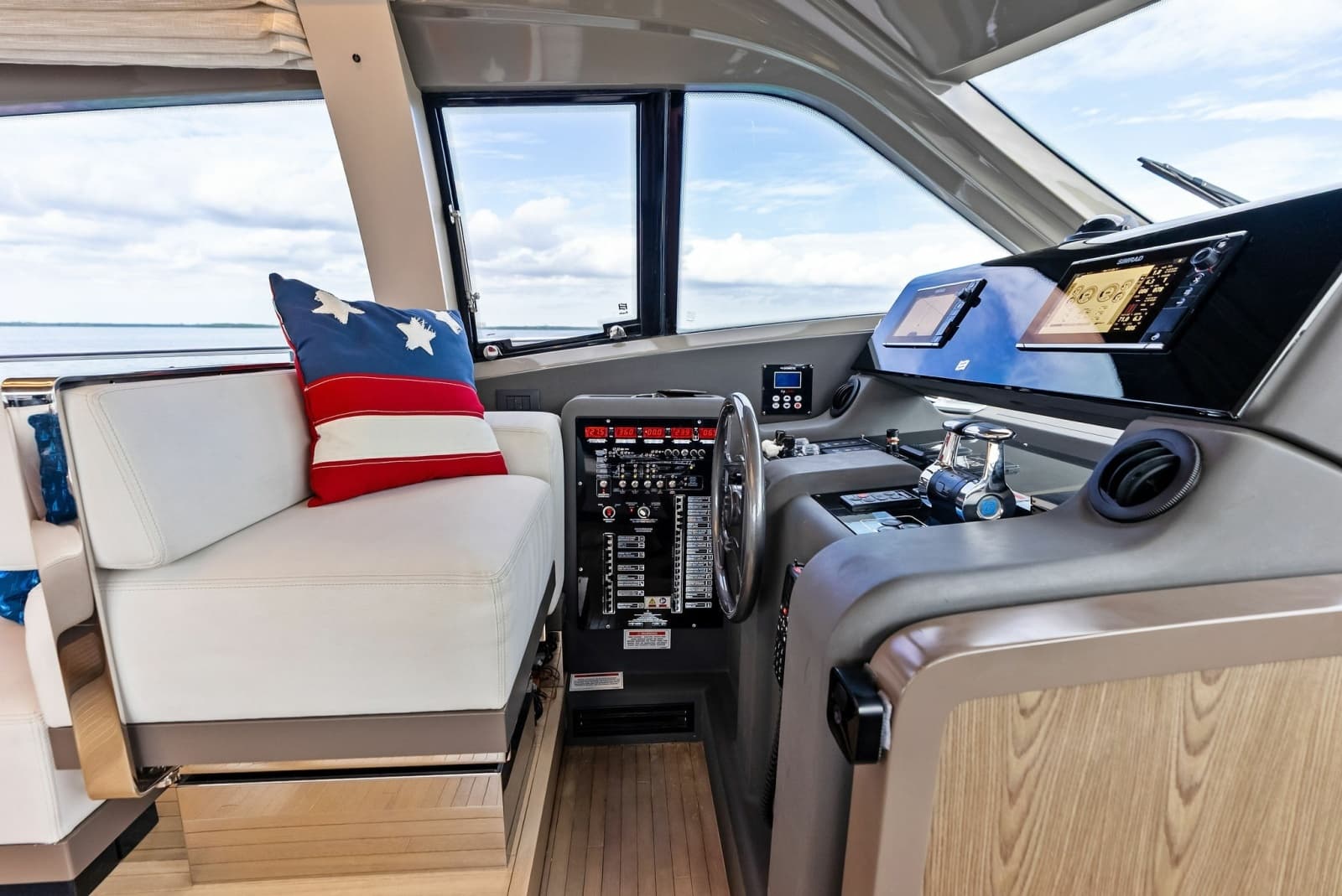 2018 Ferretti Yachts 800