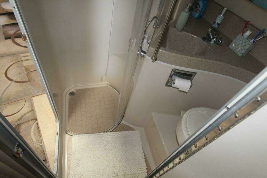 2004 Larson 370 Cabrio