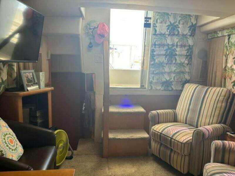 1996 Carver 355 Aft Cabin