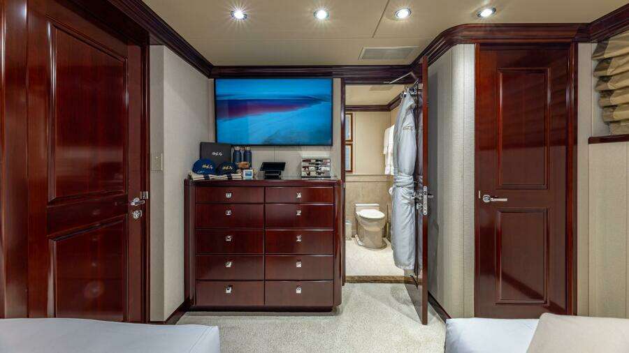 Forward Starboard Guest Stateroom