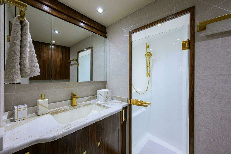 Viking 80 - KEMOSABE - Port Guest Head