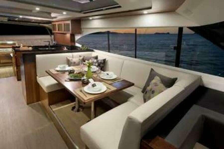 2015 Riviera 6000 Sport Yacht