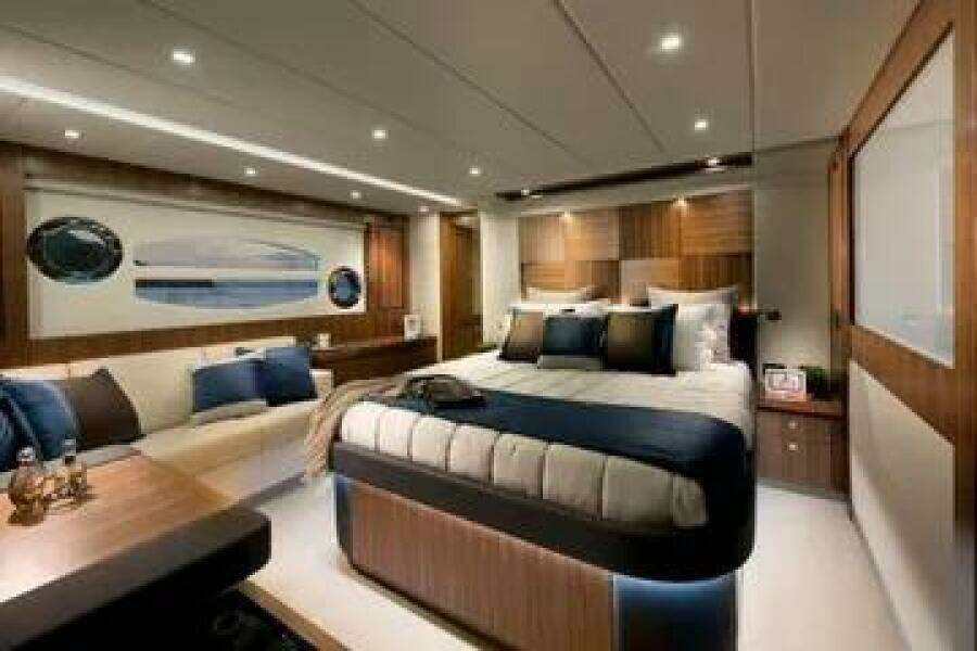 2015 Riviera 6000 Sport Yacht