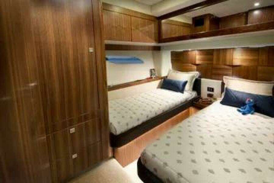 2015 Riviera 6000 Sport Yacht