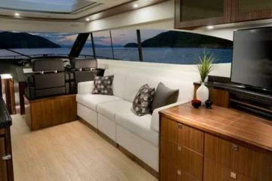 2015 Riviera 6000 Sport Yacht