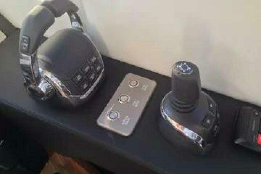 2015 Riviera 6000 Sport Yacht