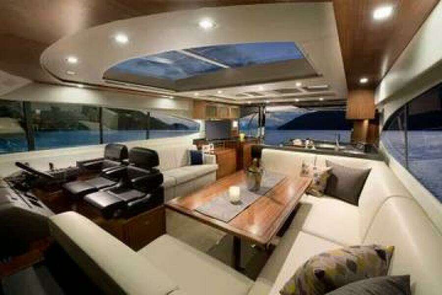 2015 Riviera 6000 Sport Yacht