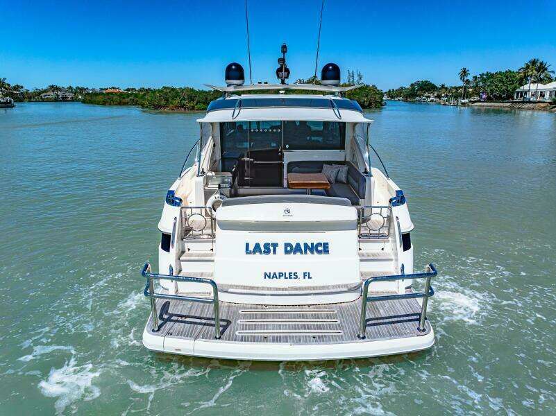 2022 Riviera 5400 Sport Yacht Platinum Edition