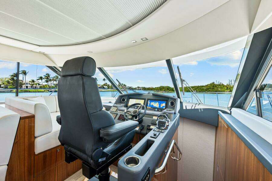 2022 Riviera 5400 Sport Yacht Platinum Edition