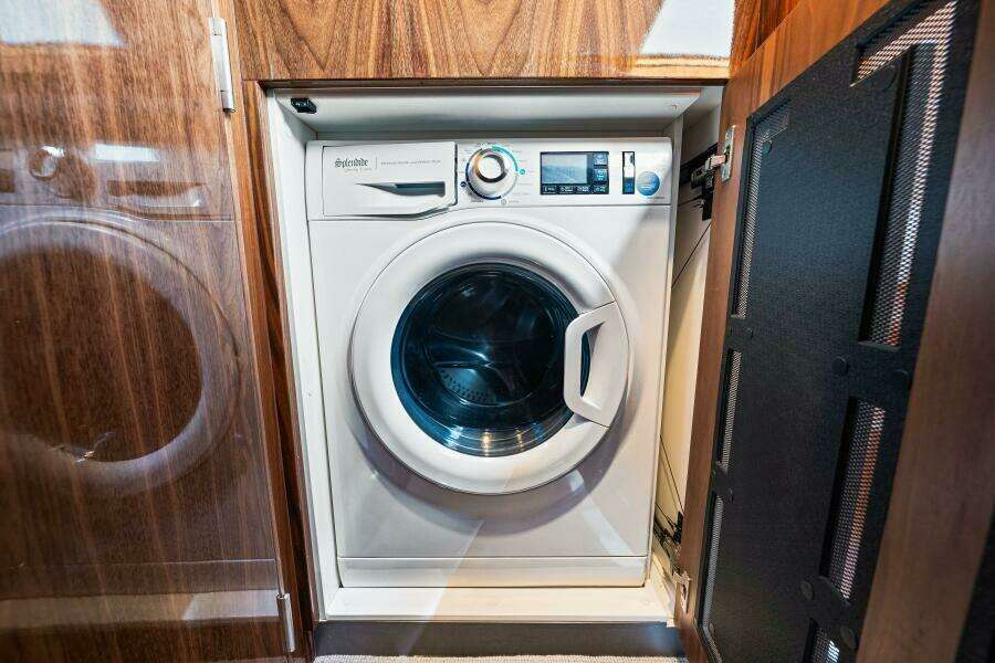 2022 Riviera 5400 Sport Yacht Platinum Edition