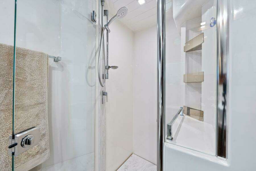 2022 Riviera 5400 Sport Yacht Platinum Edition