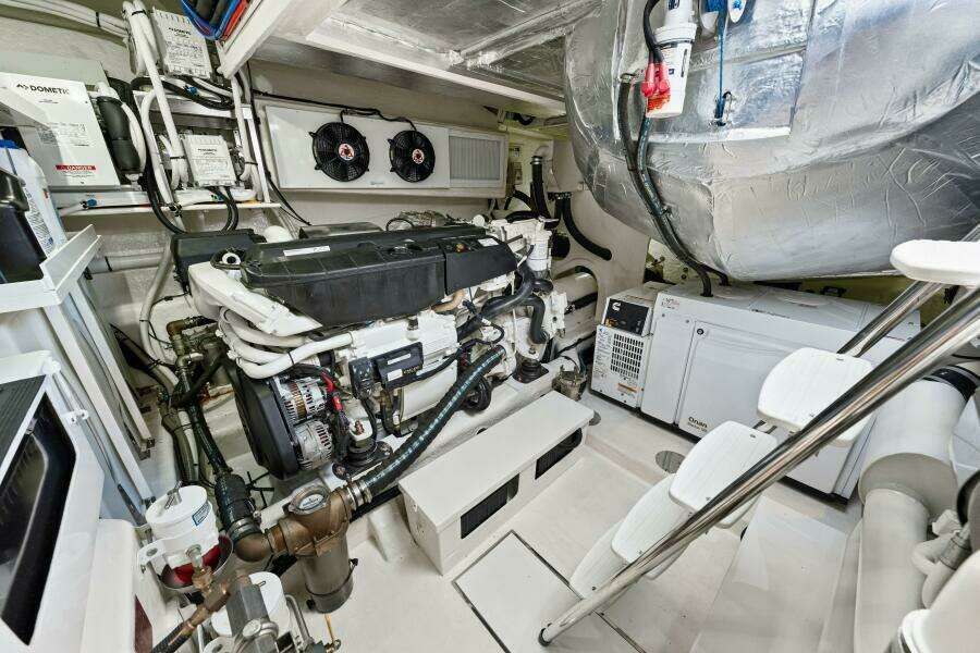 2022 Riviera 5400 Sport Yacht Platinum Edition