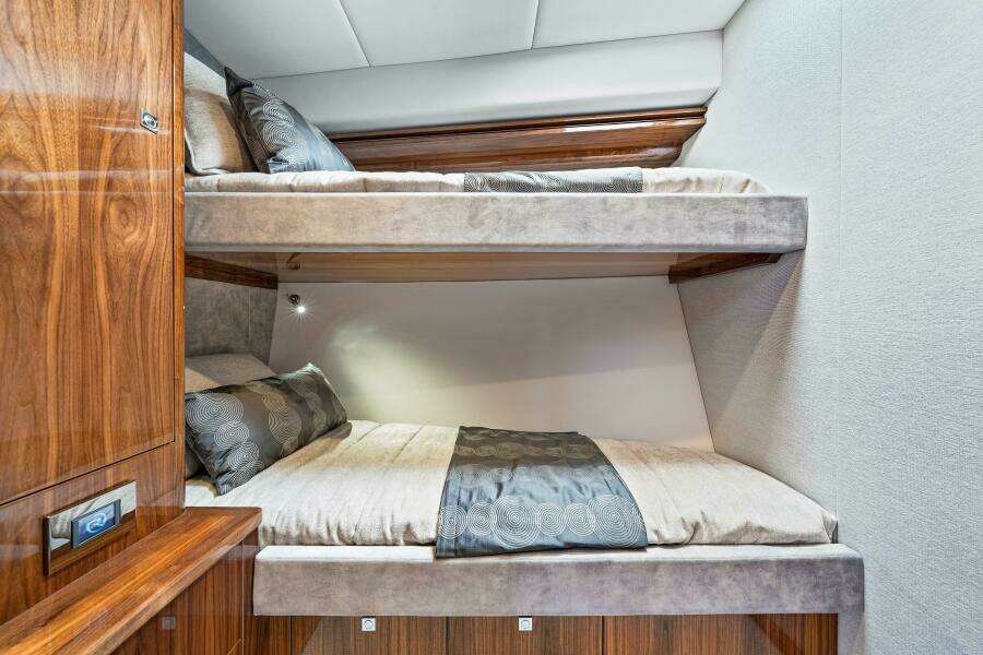 2022 Riviera 5400 Sport Yacht Platinum Edition