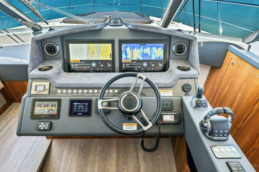 2022 Riviera 5400 Sport Yacht Platinum Edition