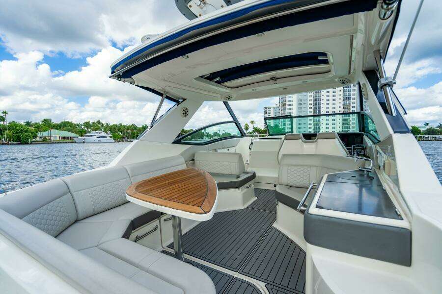 2021 Sea Ray Sundancer 32 Outboard