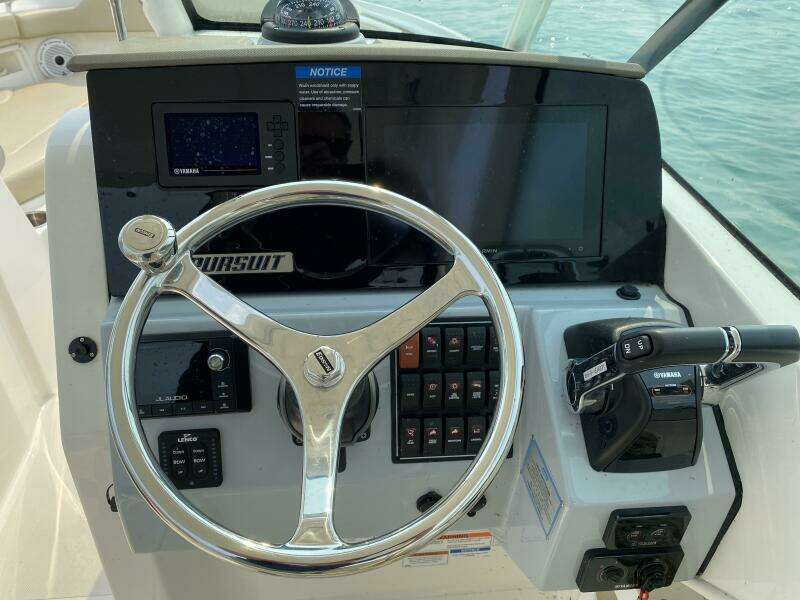 2021 Pursuit 266 Dual Console