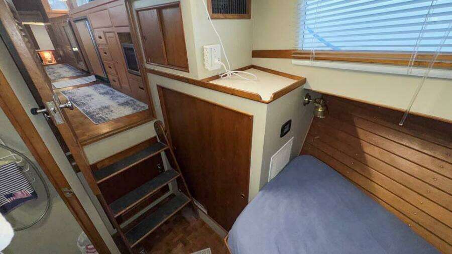 Forward Guest Stateroom w/ V berth